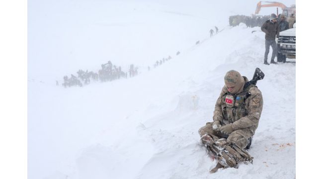 Van'da kurtarma ekiplerinin üzerine çığ düştü: 33 can kaybı, 75 yaralı