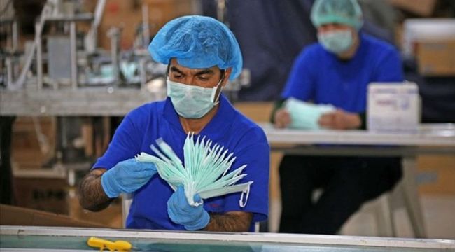 Stokçuluk yapan maske üreticilerine uyarı: Fabrikalarına el koyarız
