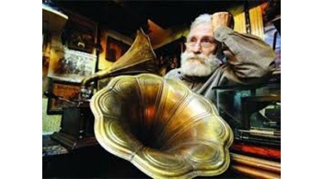 KAPALIÇARŞI’NIN “GRAMOFON BABASI” MEHMET ÖZTEKİN HAYATA VEDA ETTİ