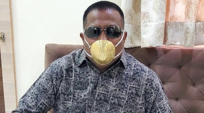 Koronavirüse karşı altın maske takıyor