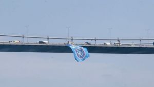 Süper Lig'in şampiyonu Başakşehir'in bayrağı köprülere asıldı!