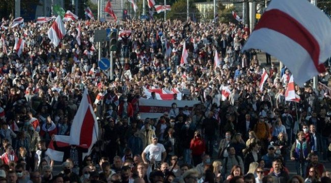 Belarus’ta halk yine sokakta! Polislerin bilgileri internete sızdırıldı