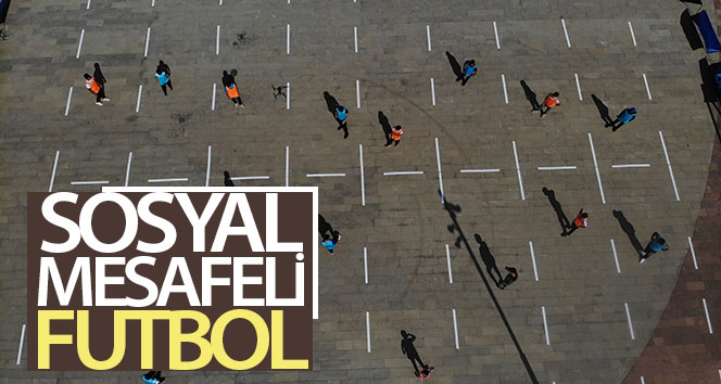 Sosyal mesafeli futbol havadan görüntülendi