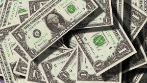 Güne düşüşle başlayan dolar 8,32'den işlem görüyor