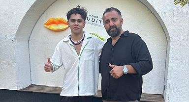 Alper Erözer Alaçatı Tatilinde Dikkat Çekti
