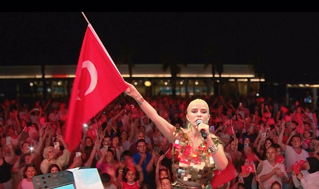 Ömür Gedik konserinde 4 bin Türk bayrağı dağıtıldı