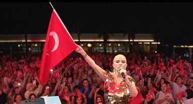 Ömür Gedik konserinde 4 bin Türk bayrağı dağıtıldı