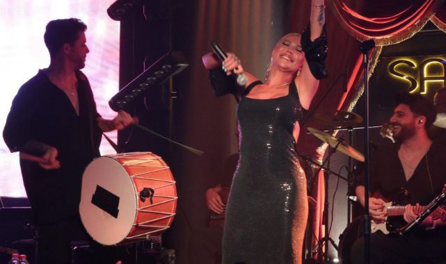 Sahne Girneden Görkemli bir açılış