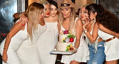 Sunucu ve Eski Türkiye Güzeli Simge Tertemiz, 38. Yaşını Yeni Evinde Kutladı!