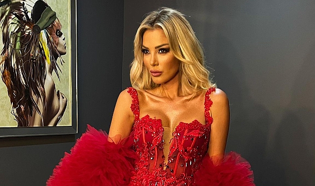 PETEK DİNÇÖZ YENİ GAZİNO SAHNESİNDE ZARAFETİ VE ENERJİSİYLE MEST ETTİ