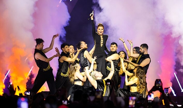 Gülben Ergen ve Mustafa Sandal’dan sahnede sürpriz düet