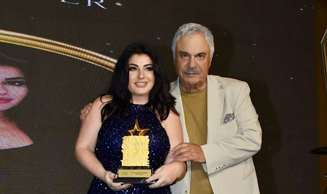 EBRU TORUN'A ÖDÜLÜNÜ HALİL ERGÜN VERDİ!